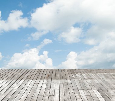 bulutlu gökyüzü karşı ahşap zemin