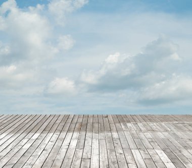 bulutlu gökyüzü karşı ahşap zemin