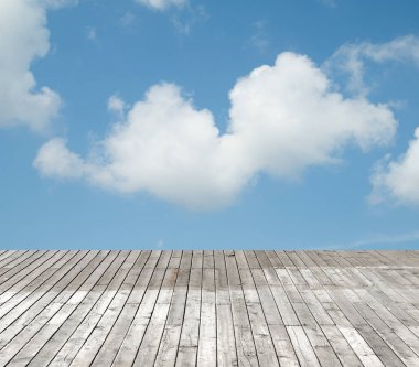 bulutlu gökyüzü karşı ahşap zemin