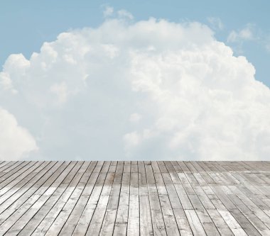 bulutlu gökyüzü karşı ahşap zemin