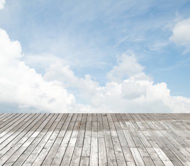 bulutlu gökyüzü karşı ahşap zemin