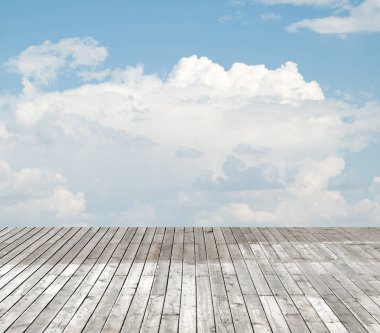 bulutlu gökyüzü karşı ahşap zemin