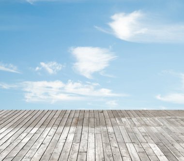 bulutlu gökyüzü karşı ahşap zemin