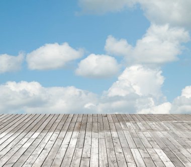 bulutlu gökyüzü karşı ahşap zemin