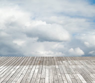 bulutlu gökyüzü karşı ahşap zemin