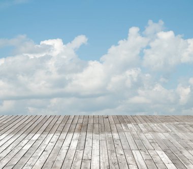 bulutlu gökyüzü karşı ahşap zemin