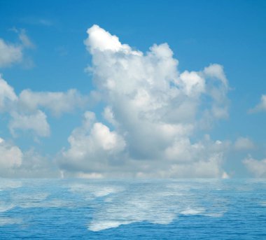 Suya yansıyan deniz bulutlar