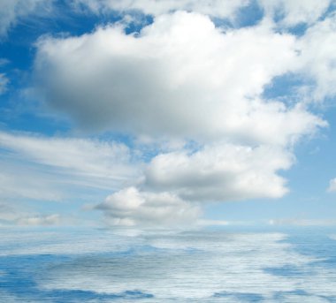 Suya yansıyan deniz bulutlar