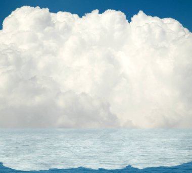 Suya yansıyan deniz bulutlar