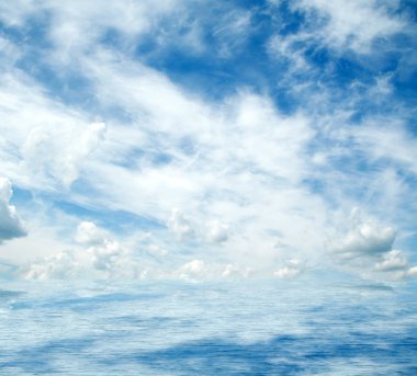 Suya yansıyan deniz bulutlar