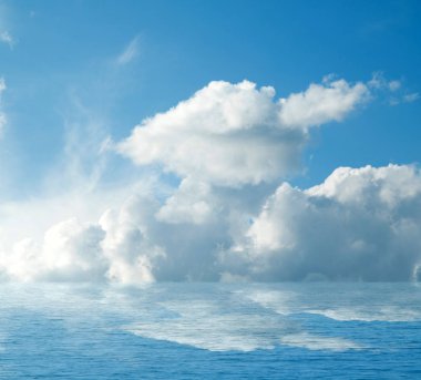 Suya yansıyan deniz bulutlar