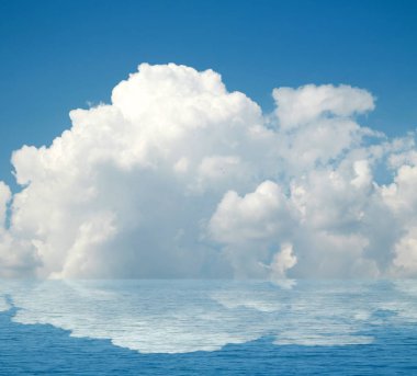 Suya yansıyan deniz bulutlar