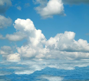 Suya yansıyan deniz bulutlar