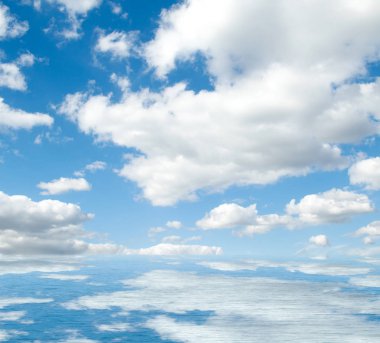 Suya yansıyan deniz bulutlar