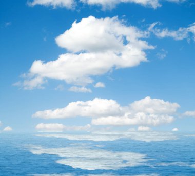 Suya yansıyan deniz bulutlar