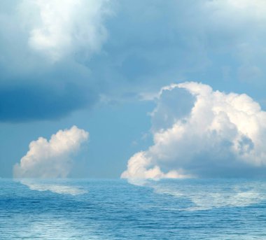 Suya yansıyan deniz bulutlar
