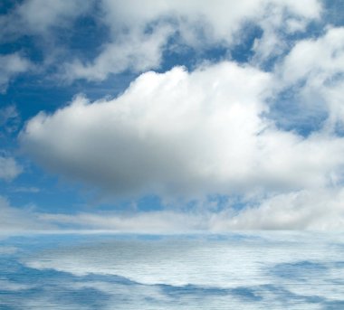 Suya yansıyan deniz bulutlar