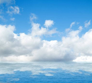 Suya yansıyan deniz bulutlar