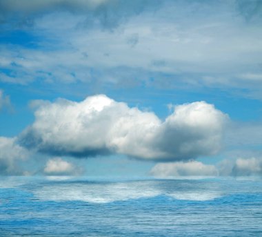 Suya yansıyan deniz bulutlar