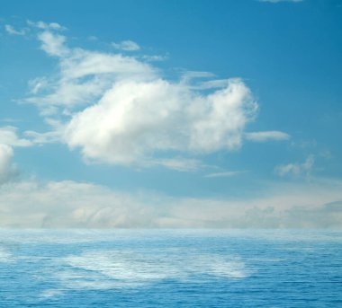 Suya yansıyan deniz bulutlar