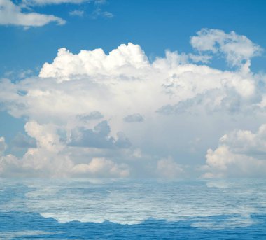 Suya yansıyan deniz bulutlar