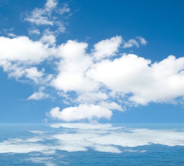 Suya yansıyan deniz bulutlar