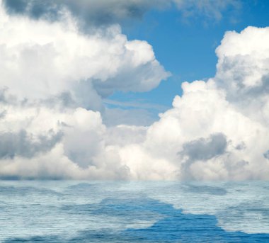 Suya yansıyan deniz bulutlar