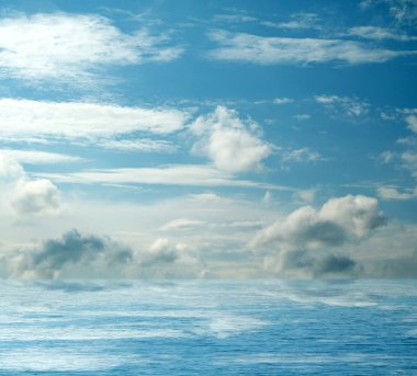 Suya yansıyan deniz bulutlar