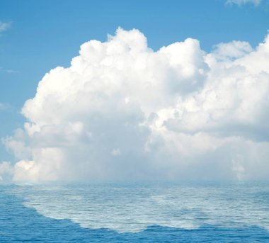 Suya yansıyan deniz bulutlar