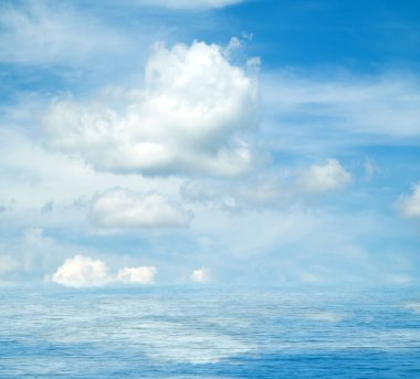 Suya yansıyan deniz bulutlar