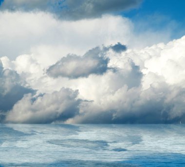 Suya yansıyan deniz bulutlar