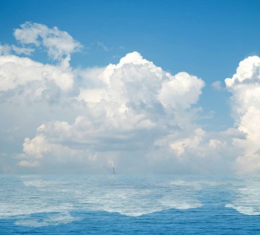 Suya yansıyan deniz bulutlar