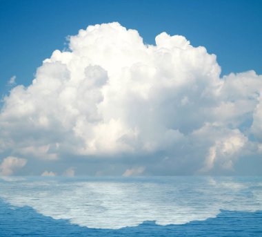 Suya yansıyan deniz bulutlar