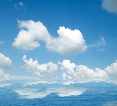 Suya yansıyan deniz bulutlar