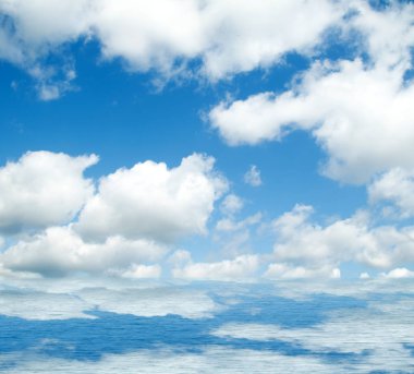 Suya yansıyan deniz bulutlar