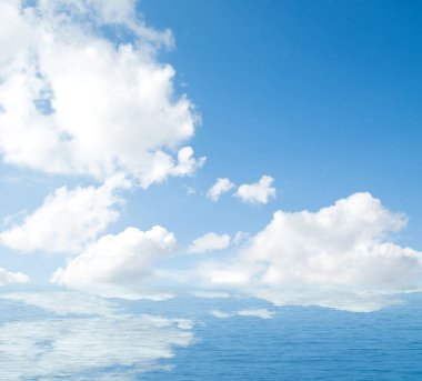 Suya yansıyan deniz bulutlar