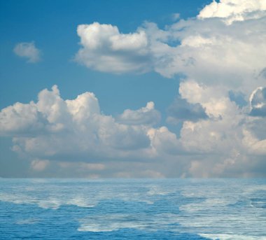 Suya yansıyan deniz bulutlar