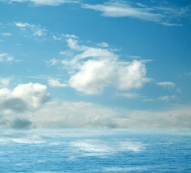 Suya yansıyan deniz bulutlar