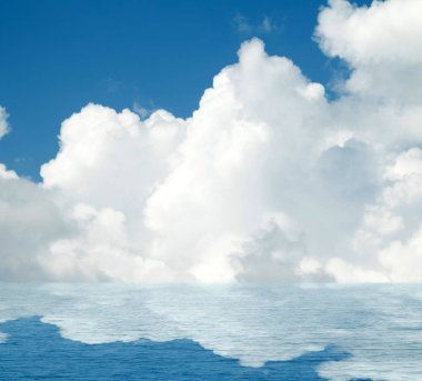 Suya yansıyan deniz bulutlar