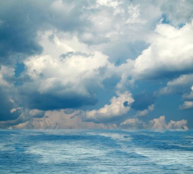 Suya yansıyan deniz bulutlar