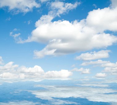 Suya yansıyan deniz bulutlar