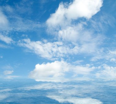 Suya yansıyan deniz bulutlar