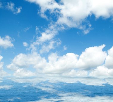 Suya yansıyan deniz bulutlar