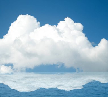 Suya yansıyan deniz bulutlar