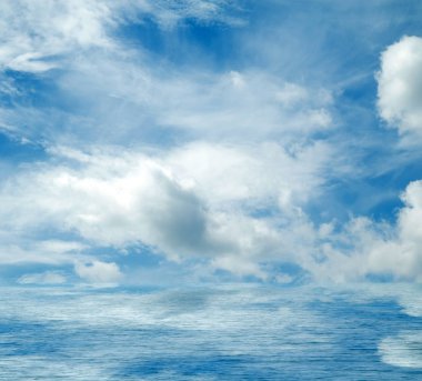 Suya yansıyan deniz bulutlar