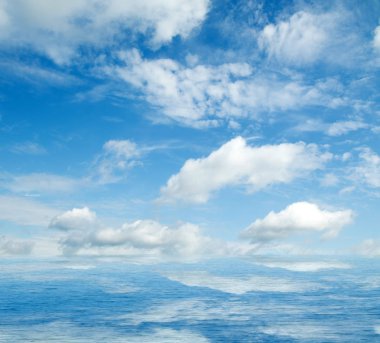 Suya yansıyan deniz bulutlar