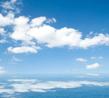 Suya yansıyan deniz bulutlar