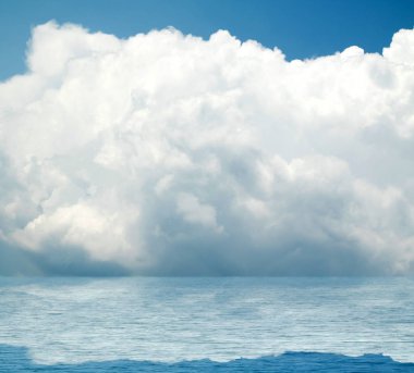 Suya yansıyan deniz bulutlar