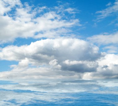 Suya yansıyan deniz bulutlar