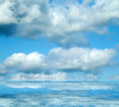 Suya yansıyan deniz bulutlar